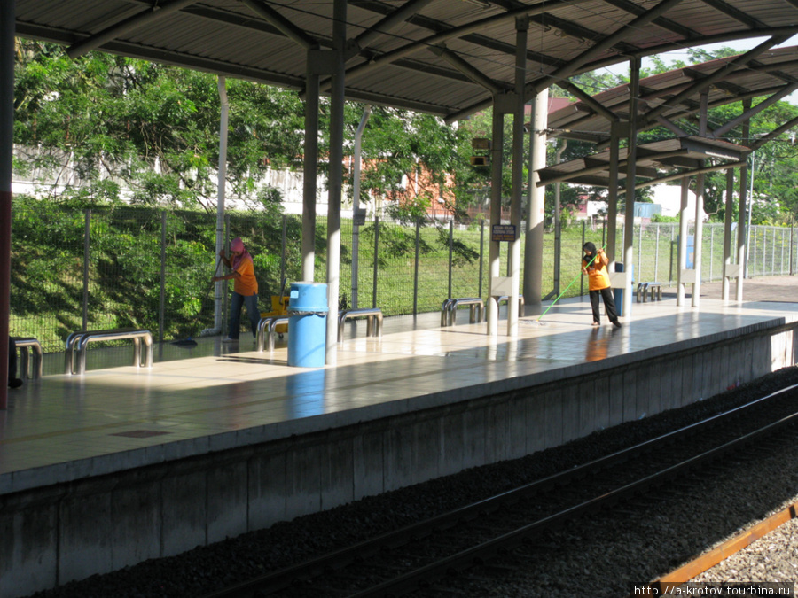 Чистят убирают. Станция Путра Куала-Лумпур, Малайзия