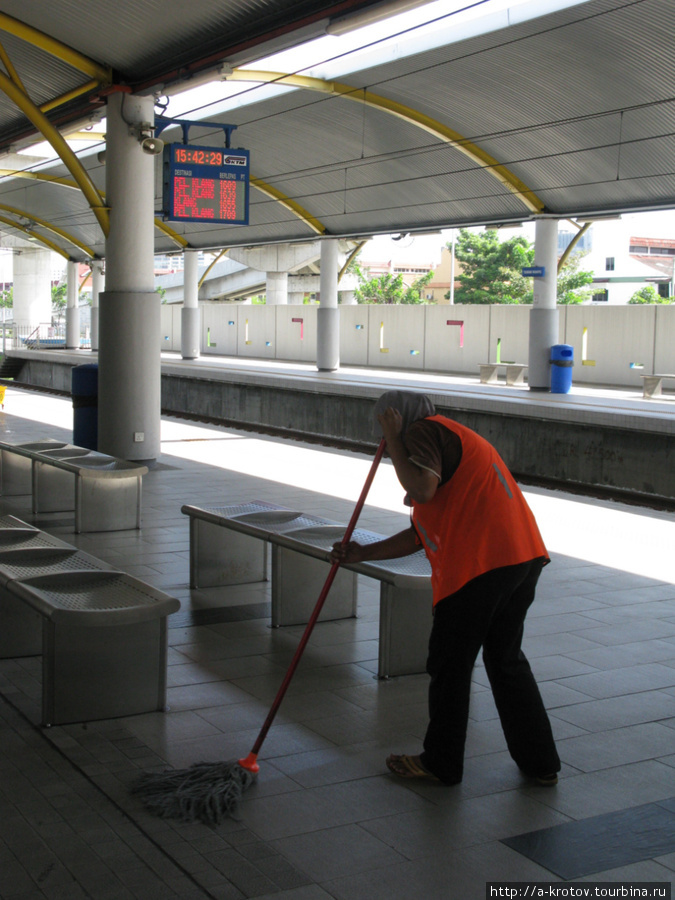 Другие станции тоже убирают Куала-Лумпур, Малайзия
