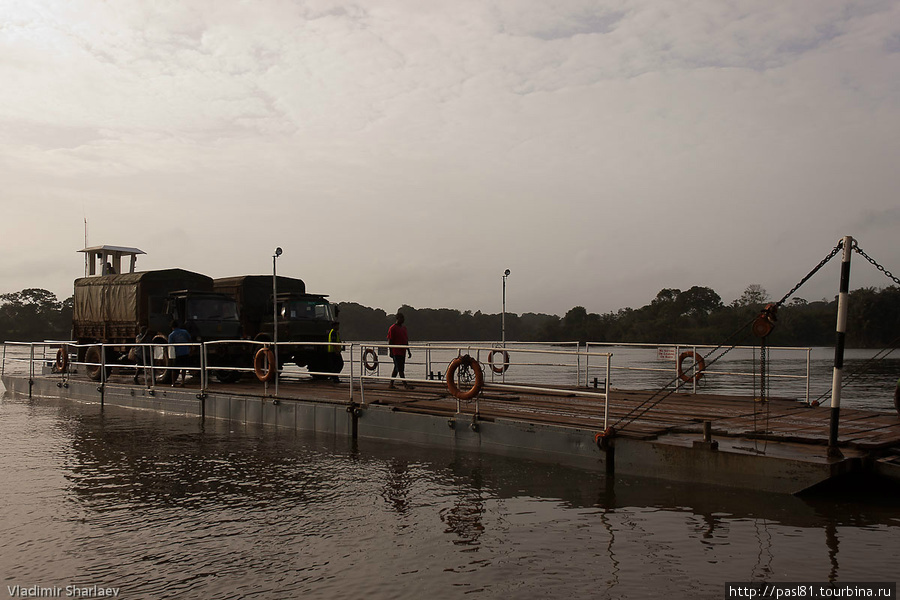 По затопленным сходням малочисленные автомобили начинают заезжать на борт. Регион Верхний Демерара-Бербис, Гайана
