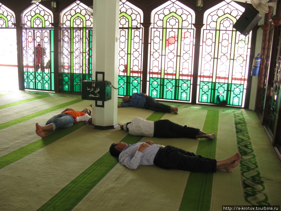 Внутри Городской Мечети днём Серембан, Малайзия