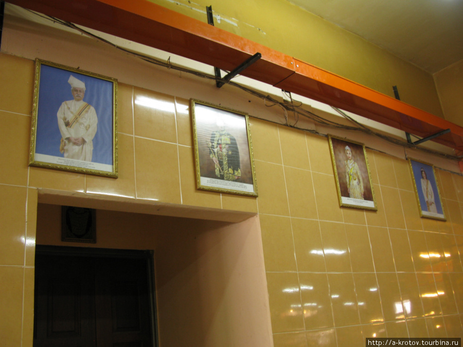 И портреты малайских султанов — тоже висят на этом же рынке. Серембан, Малайзия