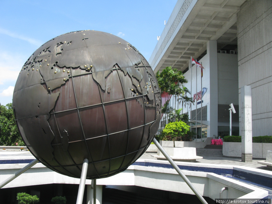 Статуя Глобуса перед Почтамтом Куала-Лумпур, Малайзия