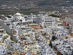панорама столицы Фира, слева главный собор