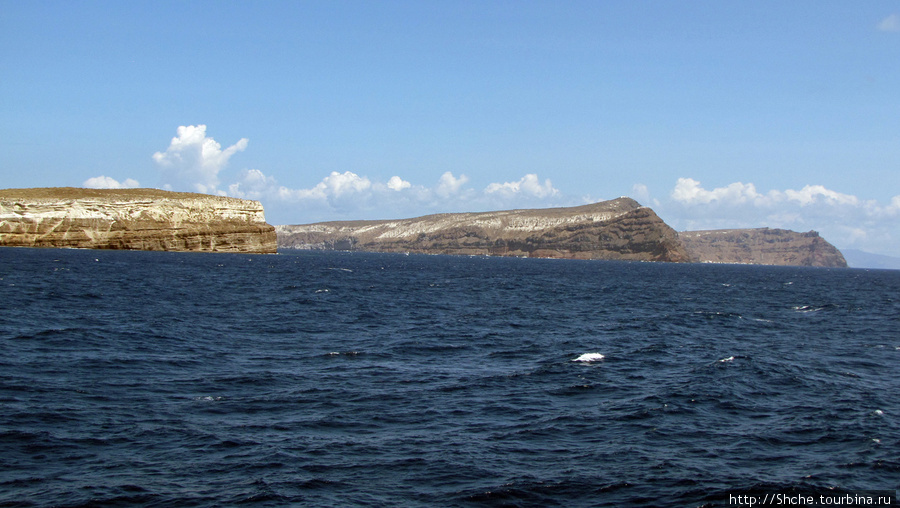 Острова рядом, на одном из них обитает рыбак-отшельник Остров Санторини, Греция