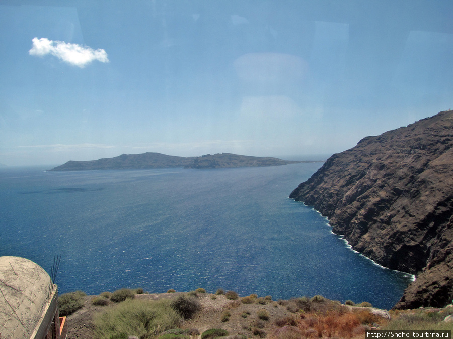 Кальдера вулкана, фото из автобуса Остров Санторини, Греция