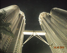 Куала-Лумпур.  
Петронас — башни-близнецы. 
88-этажный небоскрёб. Высота — 451,9 метров. Площадь всех помещений здания — 213 750 м² (примерно 48 футбольных полей).