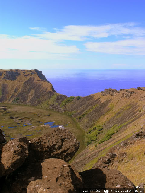 В кратере вулкана Rano Kau — пресное озеро. За обкусанным краем чаши — Тихий океан Остров Пасхи, Чили