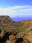 В кратере вулкана Rano Kau — пресное озеро. За обкусанным краем чаши — Тихий океан