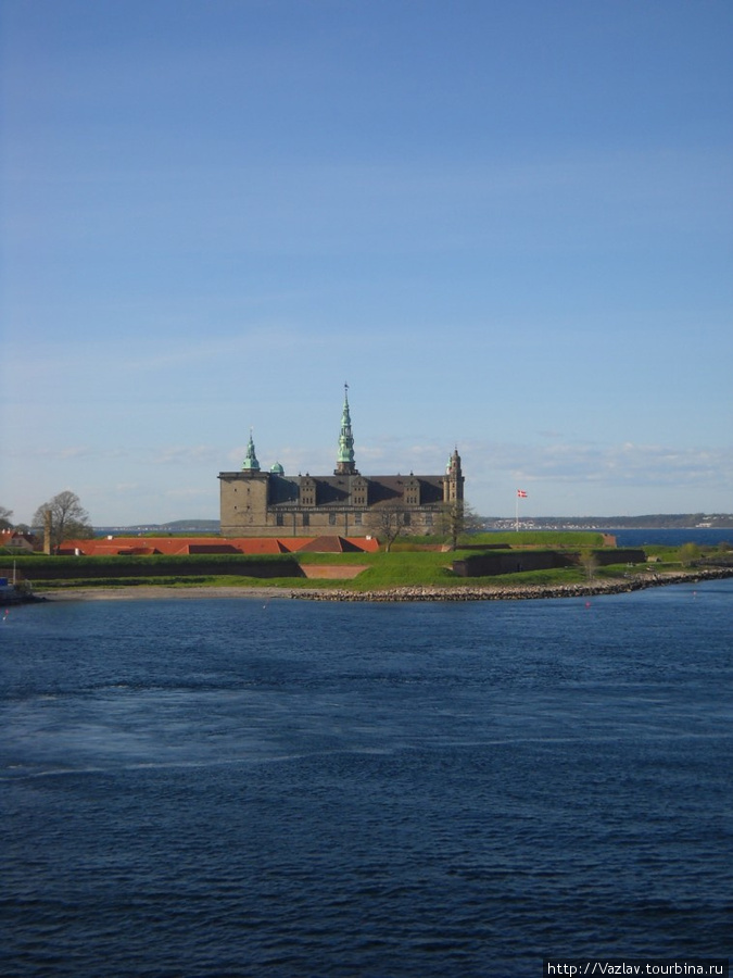 Вид на замок с моря Хельсингёр, Дания