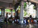 Какие-то школьники индуистского вида, которым тётка что-то рассказывает — может быть, экскурсия от школы? — у ворот Бату Кейвз в небольшом храме