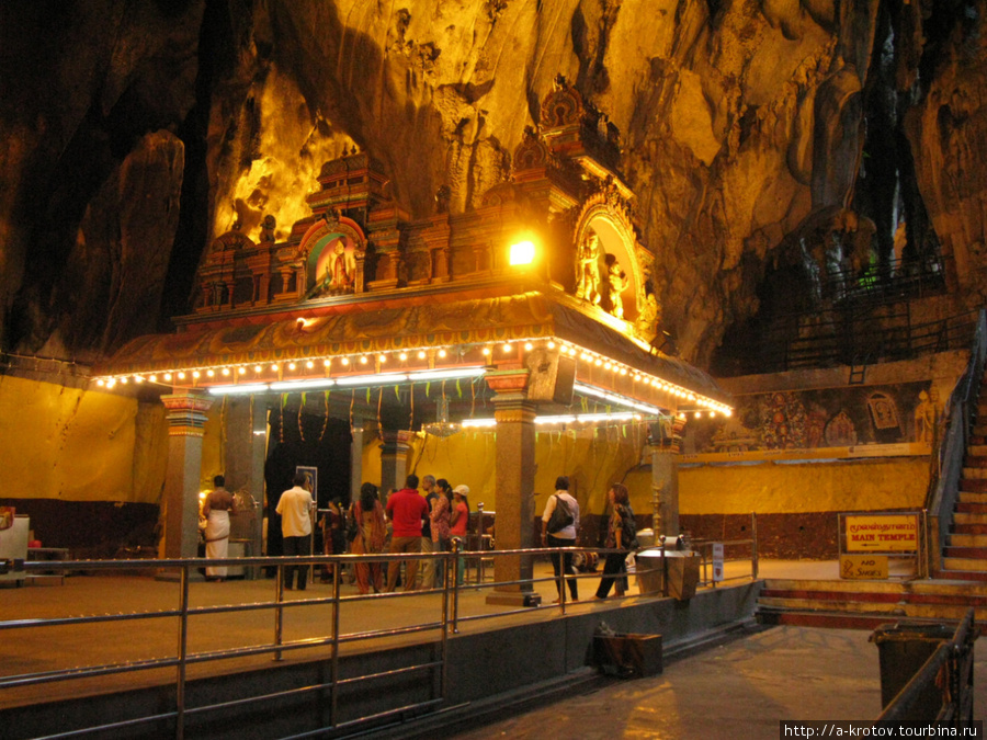 Batu caves -- индуистский пещерный храм на окраине К-Лумпура Куала-Лумпур, Малайзия