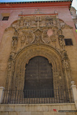 Ворота, на которых в верхней их части — кардинал  Pedro de Mendoza и духовник королевы Изабеллы Католической, Hernado de Talavera, передающие Св. Деве обращеную в христианство мечеть.