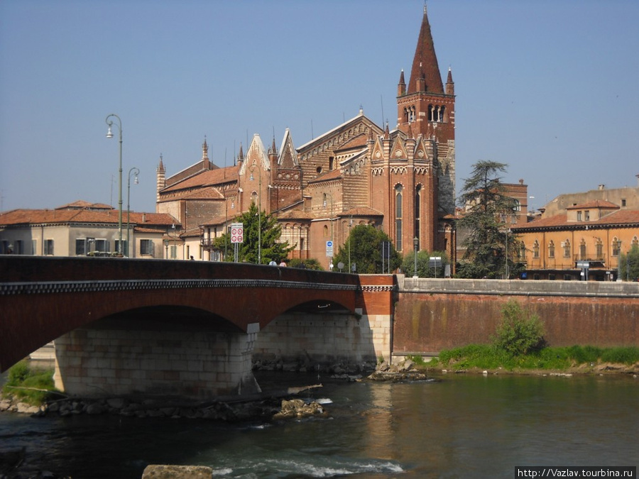 Вид на церковь с набережной Верона, Италия