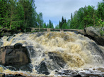 Водопад Рююмякоски расположен примерно на 1 км ниже по течению от водопада Ахенокоски