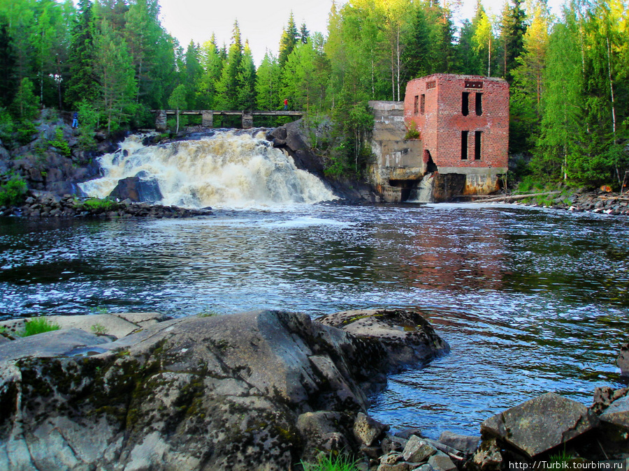 на месте водопада находится старая финская гидроэлектростанция Рускеала, Россия