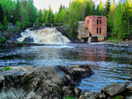 на месте водопада находится старая финская гидроэлектростанция