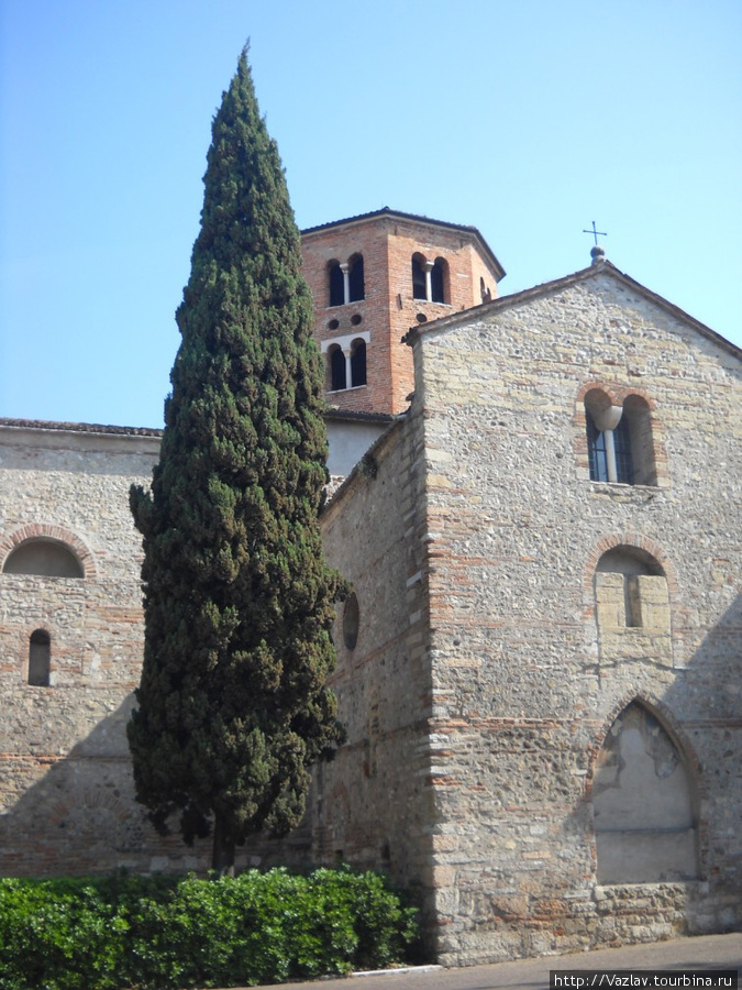 Боковой вид на церковь Верона, Италия