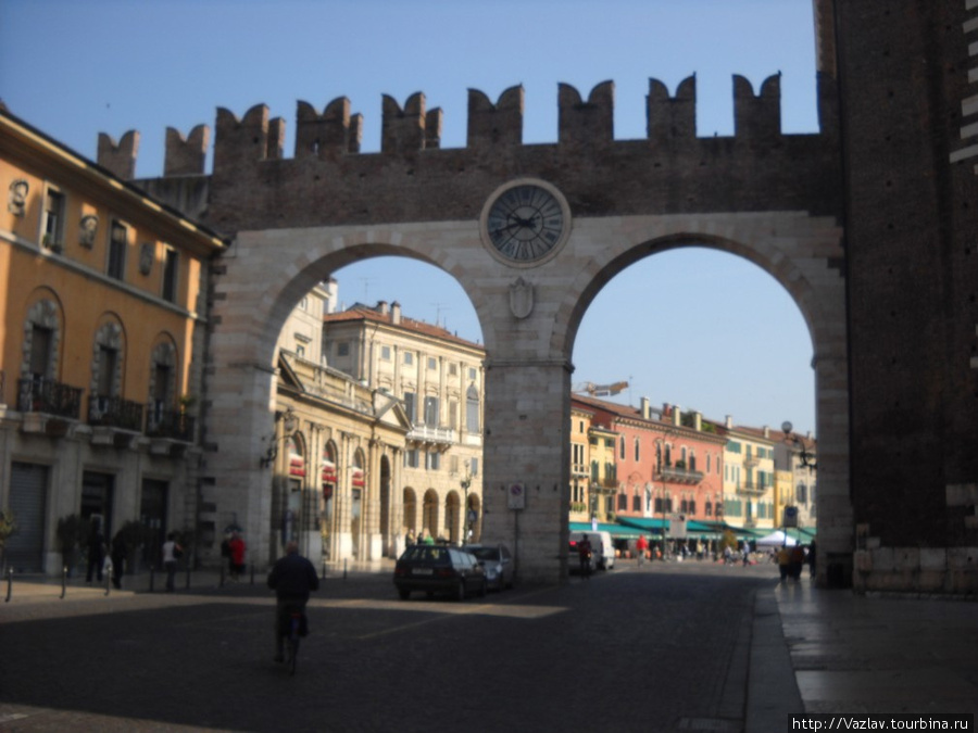 Вид на ворота со стороны новых кварталов; на заднем плане живописные здания пьяцца Бра Верона, Италия