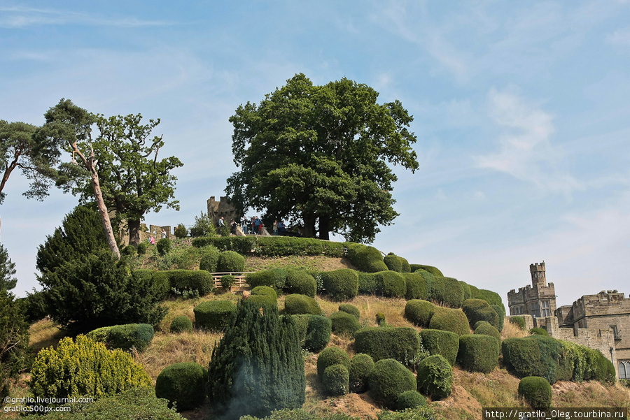Мотт и бейли — на этом холме располагалась самая первая, деревянная крепость Уорик. Уорик, Великобритания