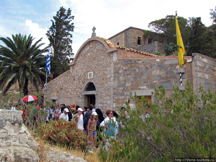 Церковь Св. Пантелеймона. Желтый флаг указывает на православную принадлежность Спиналонга остров, Греция