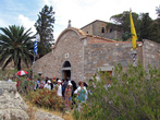 Церковь Св. Пантелеймона. Желтый флаг указывает на православную принадлежность
