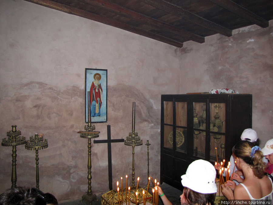Православные туристы не упускают возможность поставить свечку за здоровье родни Спиналонга остров, Греция