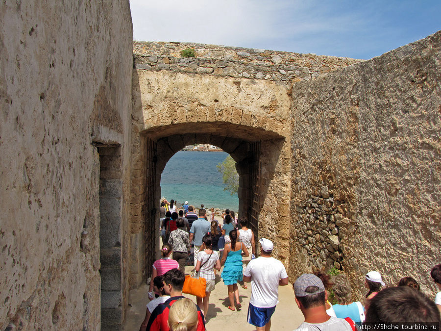 выход из крепости на старый причал Спиналонга остров, Греция