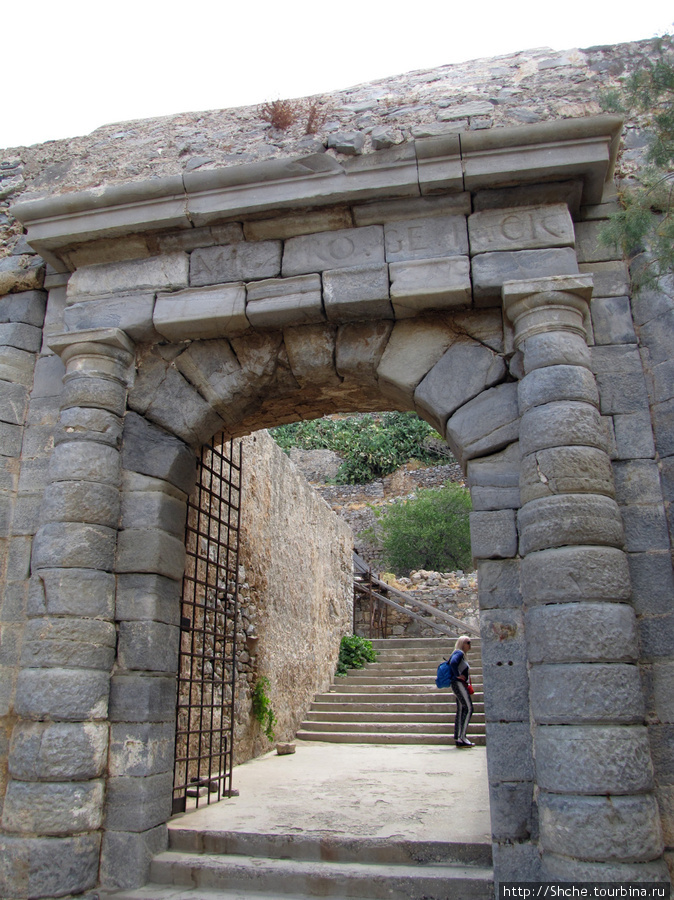 центральные ворота со старого причала Спиналонга остров, Греция