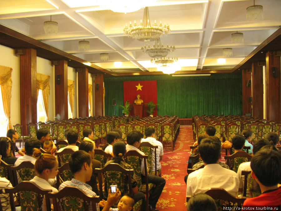 Экскурсанты во дворце Хошимин, Вьетнам
