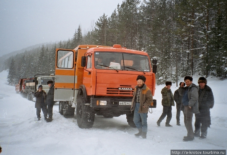 Наша оранжевая машина, которая нас привезла в Куюмбу Северо-Енисейский, Россия