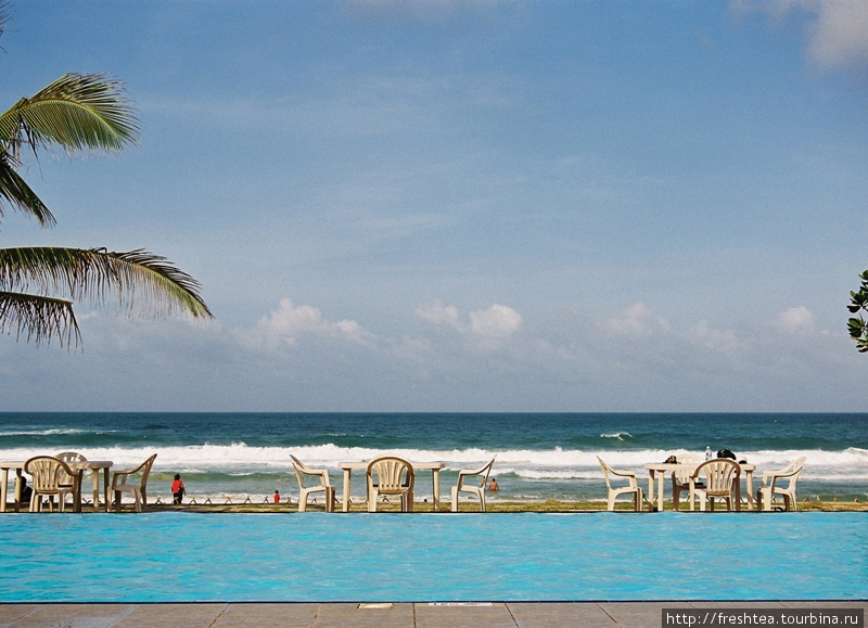 Бассейны на берегу океана — альтернатива водных ванн для тех, кто не скачет в волнах. Шри-Ланка