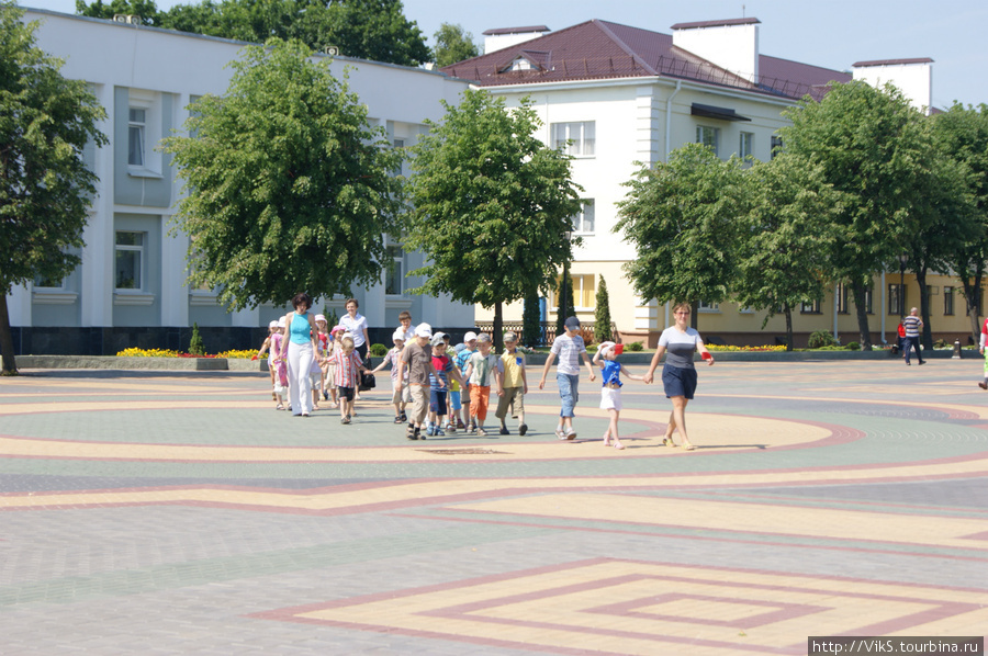 Дедсадовцы на прогулке. Кобрин, Беларусь