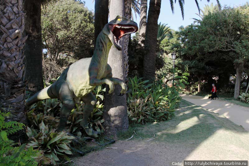 Вот такие фигуры динозавров установлены в парке. Кадис, Испания