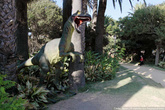 Вот такие фигуры динозавров установлены в парке.