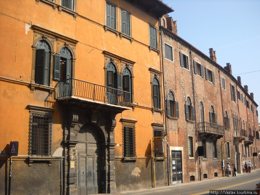 Старинные здание тут не единичны Верона, Италия