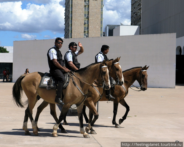 Трудовые будни полиции в праздничном раскаленном городе Бразилиа, Бразилия