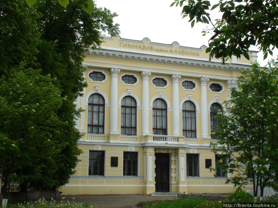 Старинное здание гимназии выглядит очень хорошо. Ростов, Россия
