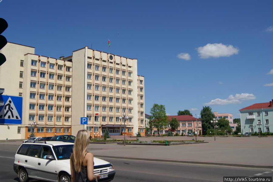 Центральная площадь. Раньше здесь на высокой трибуне стоял памятник В.И.Ленину. Слуцк, Беларусь