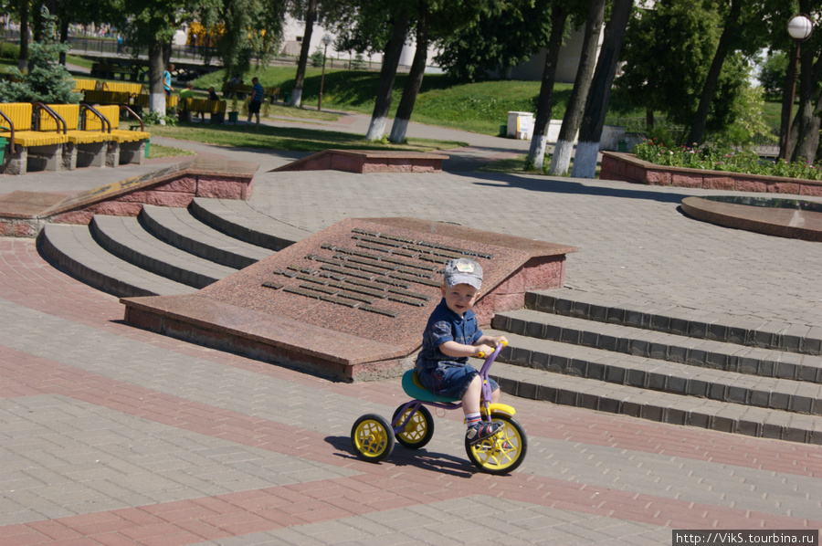 В сквере у памятника любят гулять молодые мамы. И детям есть где покататься. Слуцк, Беларусь
