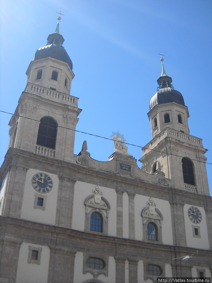 Фасад церкви и её башни Инсбрук, Австрия
