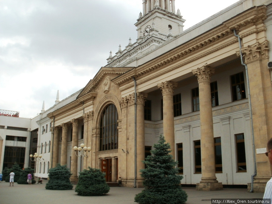 От вокзала до аэропорта можно доехать на троллейбусе (10 руб!) или на маршрутке Краснодар, Россия
