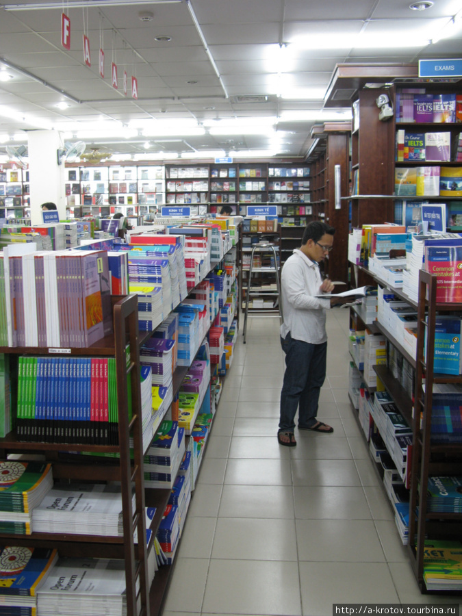 В книжном магазине Хошимин, Вьетнам