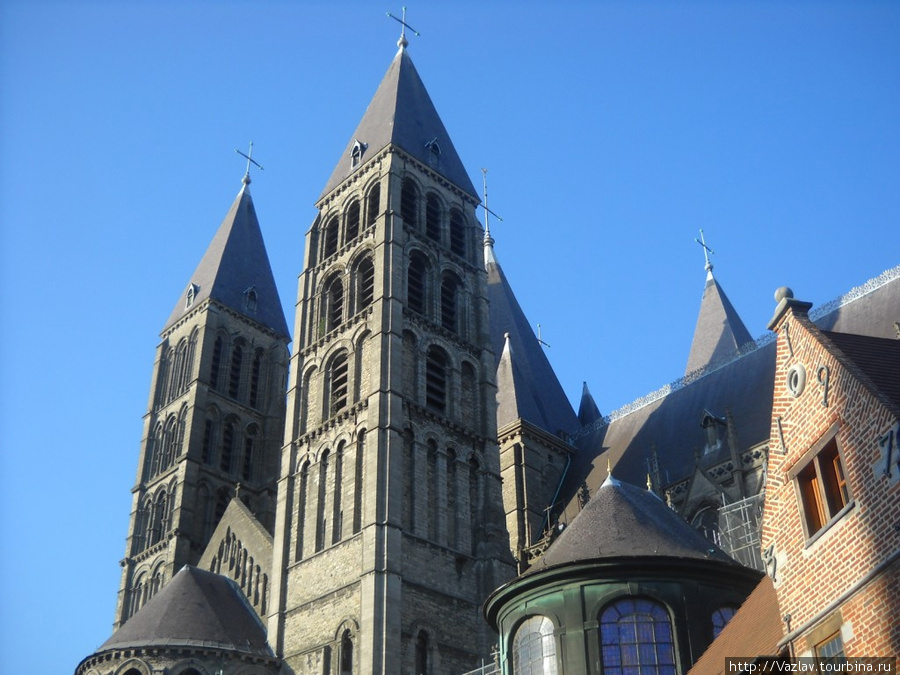 Несколько башен собора Турнэ, Бельгия
