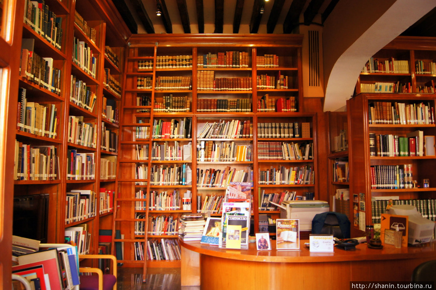 Библиотека в музее Пуэбла, Мексика
