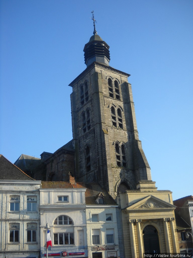 Разницу между фасадом и колокольней видно сразу Турнэ, Бельгия