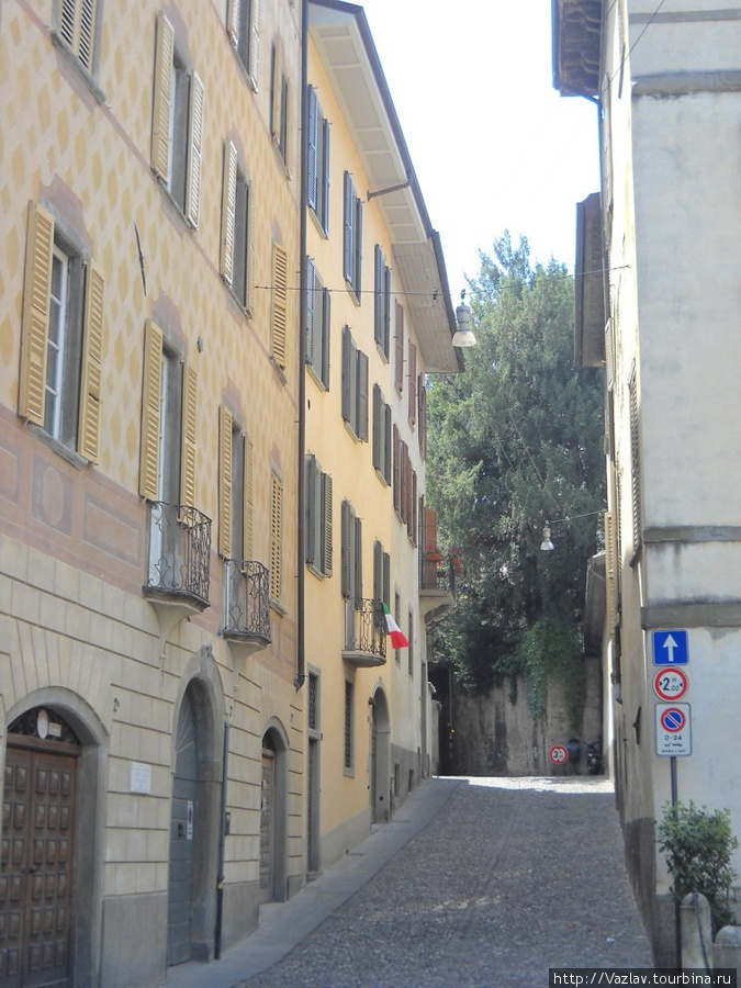 Тихая улочка Бергамо, Италия