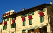 Как и во всех итальянских городках его жители очень любят цветы. Итальянский дом просто обязан быть в цветах.