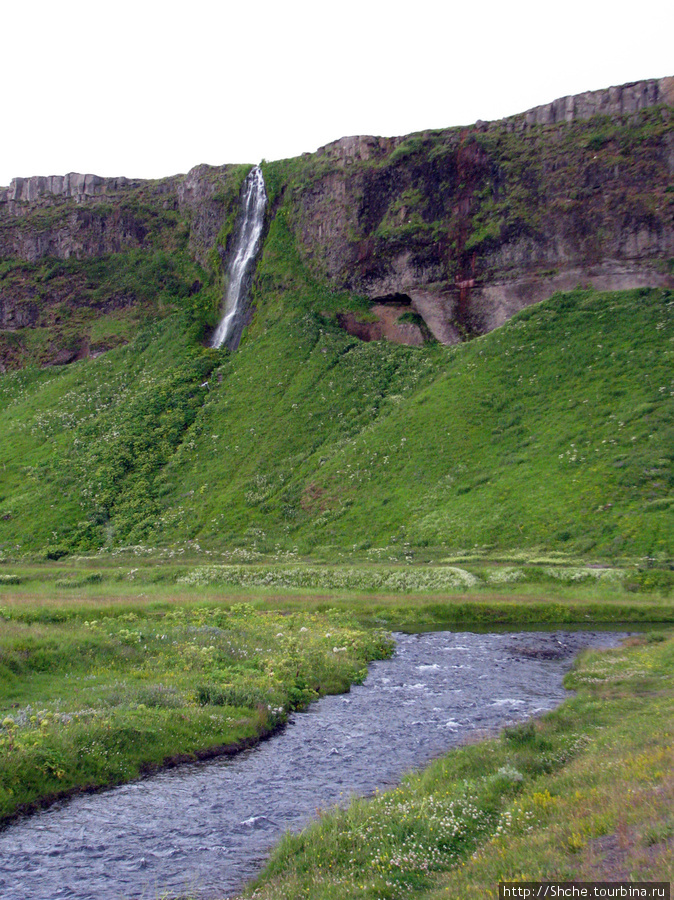 чуть левее падает безымянный ручей Сельяландсфосс, Исландия