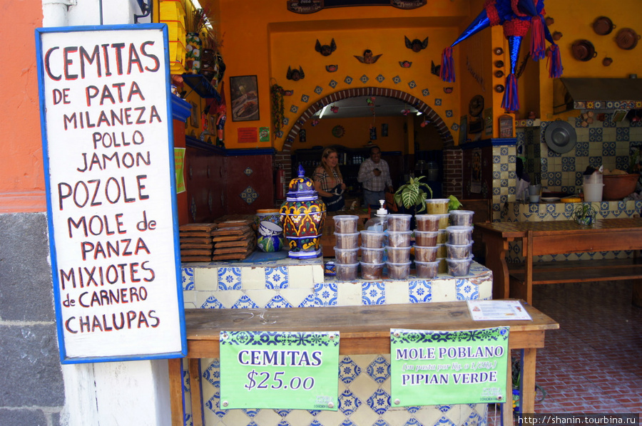 Соус моле продают на вынос Пуэбла, Мексика