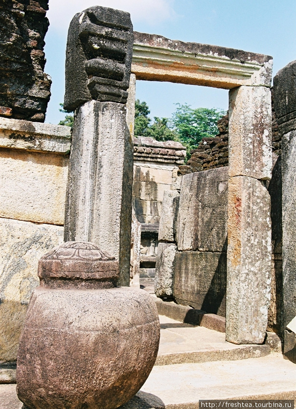 Арки в Хатадаге — одном из храмов Полоннарувы. Шри-Ланка